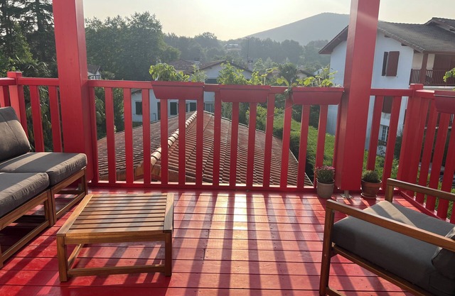 Large duplex apartment, in the heart of the village, mountain views, 15 minutes from the beach