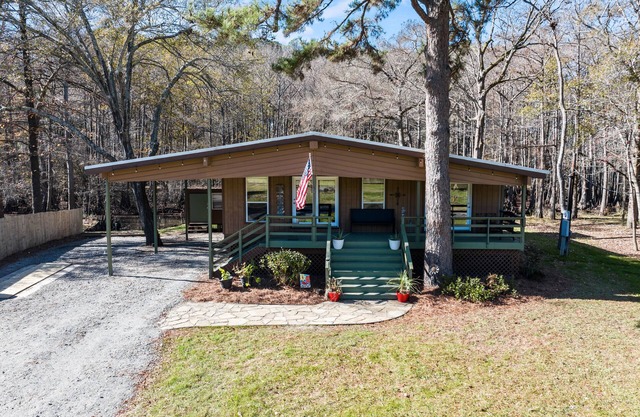 Large family & dog friendly with great reviews off Big Cypress Bayou/Caddo Lake