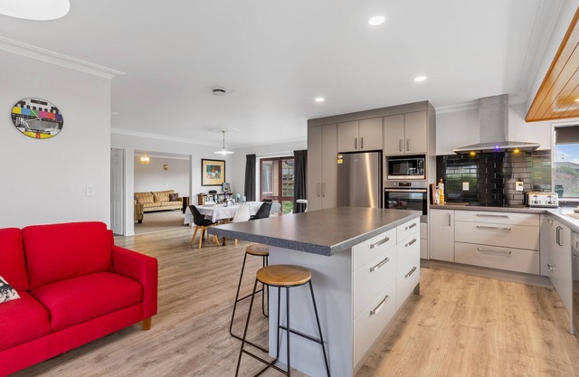 Large Family Home in quiet Reilly Ave, bring the family dog. Walk to beach.
