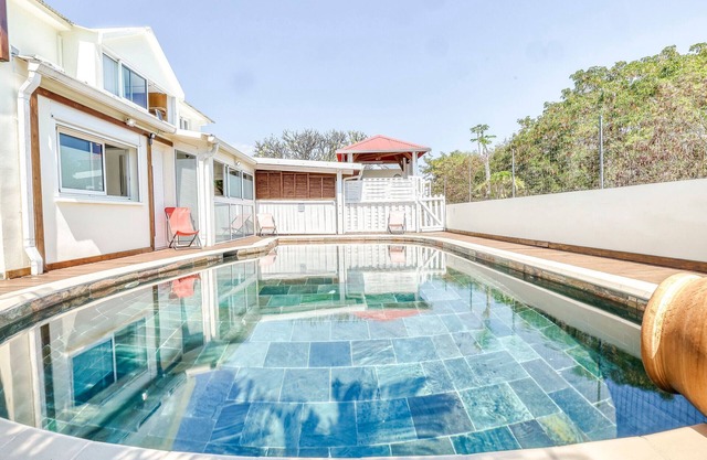 Large family home with games and terrace near Saint-Denis