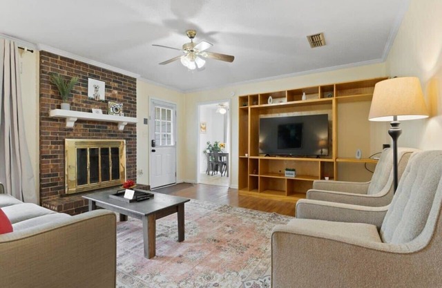 Large Fenced Yard near Midtown- Shamrock Stay