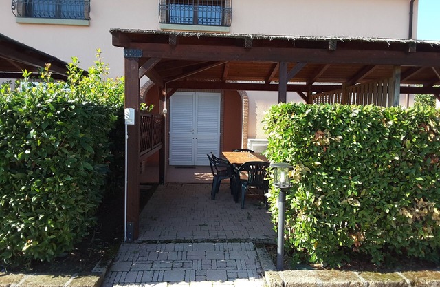 Large four-room apartment with swimming pool near the sea