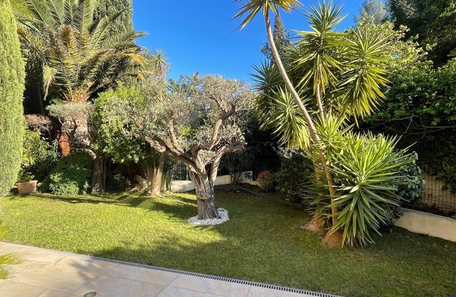 Large garden apartment in Carré d'or, walking distance to beach and town