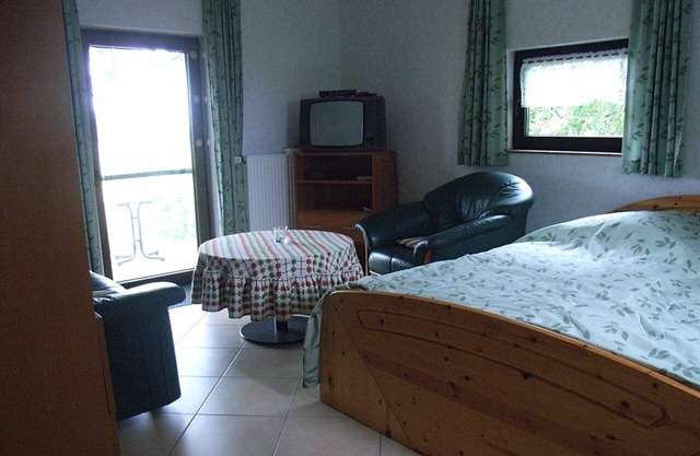 Large garden with playground, patio, garden shed, close to the village, individual, 3 living units.