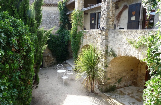 Large gite in superb Provencal domain, L'Arbre d'Or, swimming pool and garden.