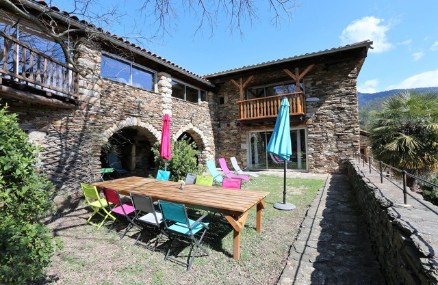 Large gîte with character, nature, close to river swimming