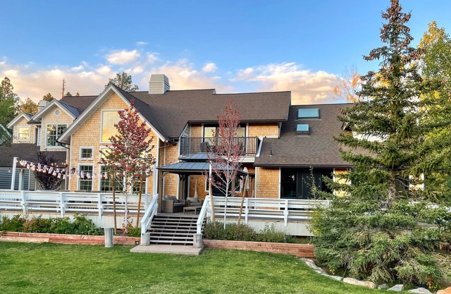 Large Group Getaway | Peaceful Views + Spa Tub