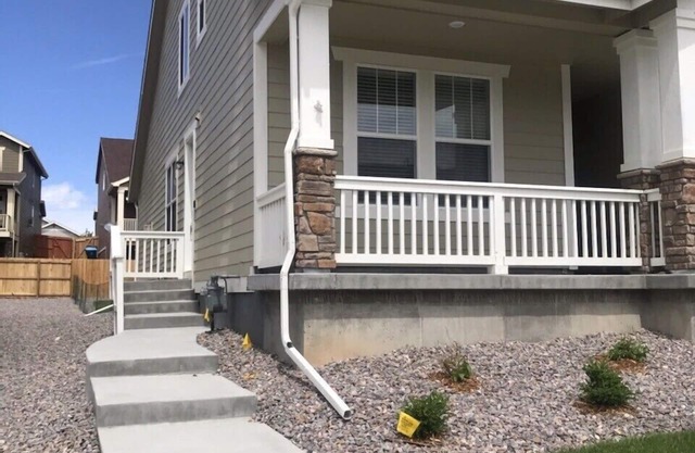 Large Guest Suite. Private Exterior entrance! Self check in! En-suite W/D
