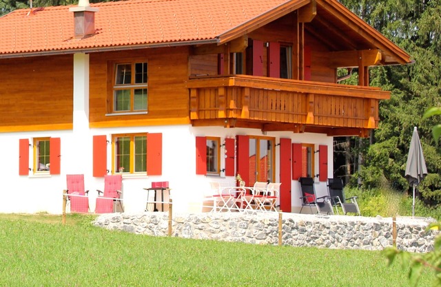 Large holiday home with an unobstructed view of the lake and the Alps, a boat and many other extras