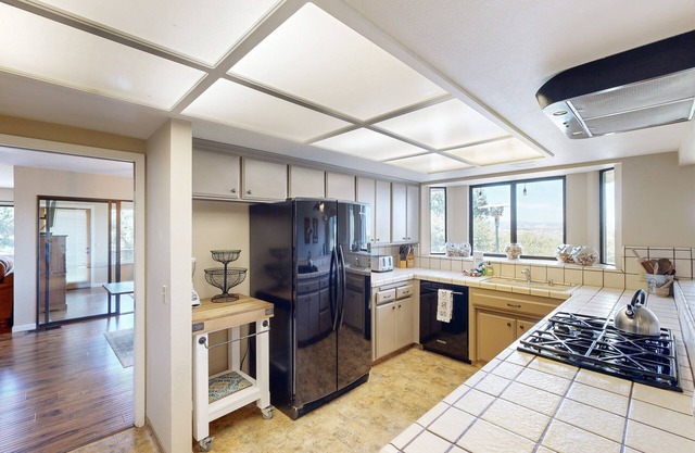 Large home in Wine Country with private hot tub, firepit, grill, spacious deck
