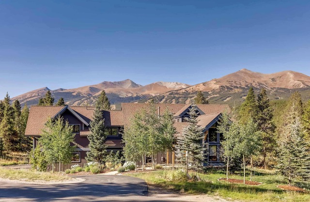 Large Home, Sweeping Views! 2 miles to Main St!