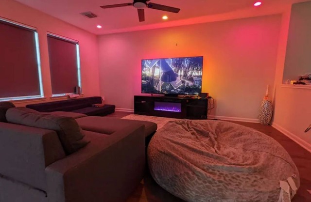 Large Home! Theater + Ambient Living Room Near NRG.