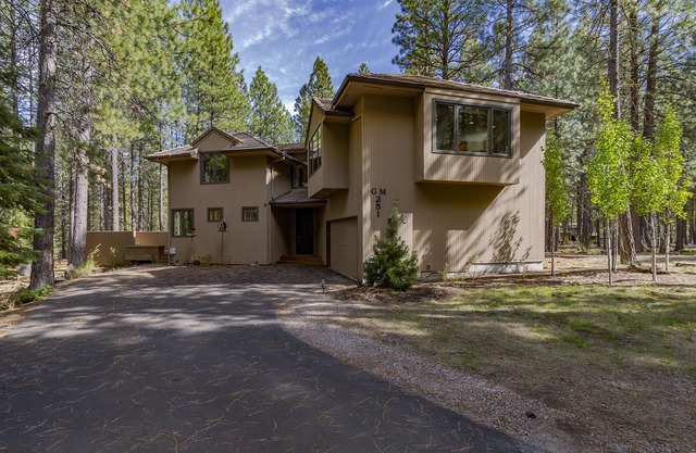 Large home with Hot Tub & Game Room close to Glaze Meadow Recreation Center.