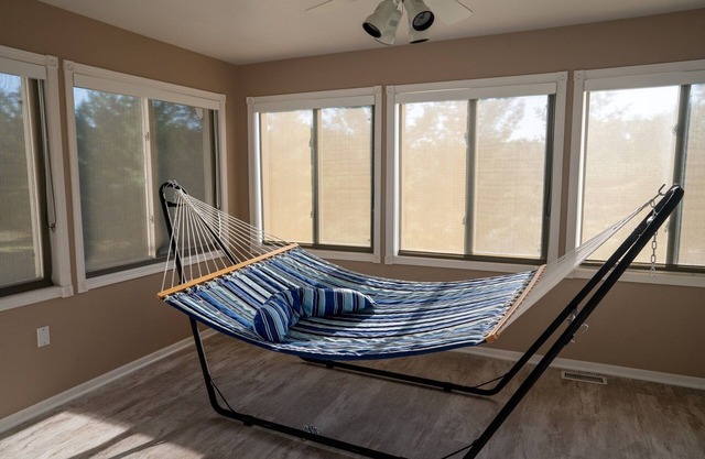 Large home with foosball & pool tables, theatre room, XL kitchen (pet friendly!)