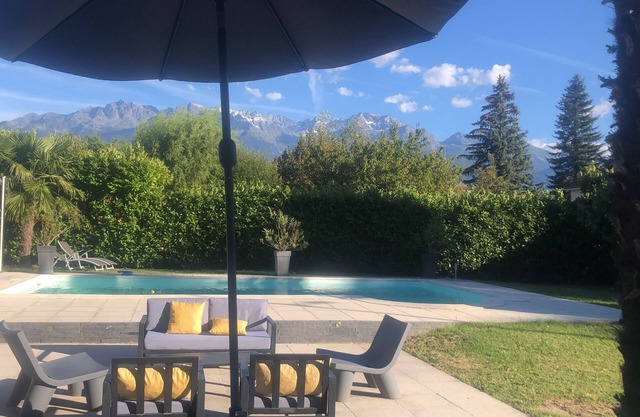 Large house 9P + C 200m² with individual swimming pool, beautiful view of mountains