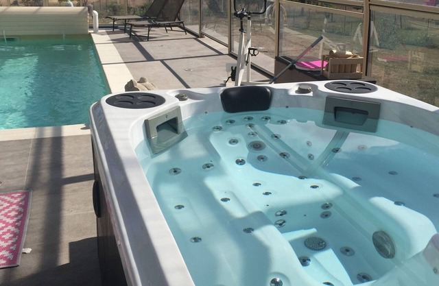 Large house¨ with swimming pool and Jacuzzi. Spa, massages, champagne tasting