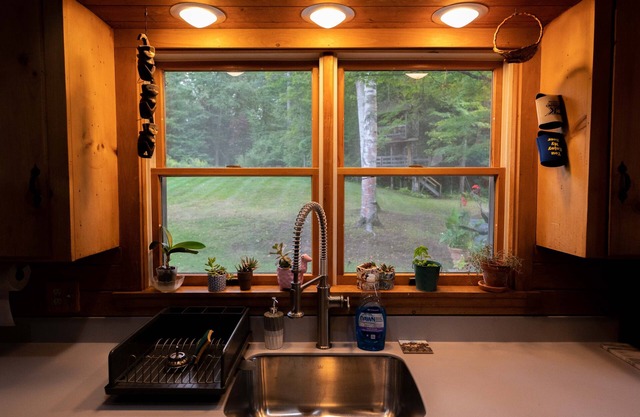 Large house with hot tub 5min from Stowe