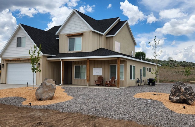 Large House with 3 King Beds 20 minutes from Bryce Canyon