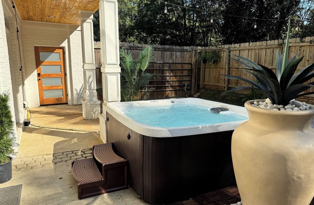Large InstaWorthy Retreat 😍 Hot Tub + Magical Theater: Sleeps 16