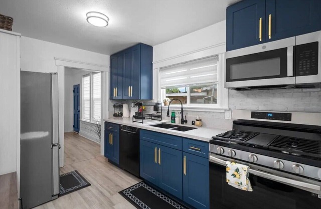 Large King Size Suite-3 Bedroom home with yard