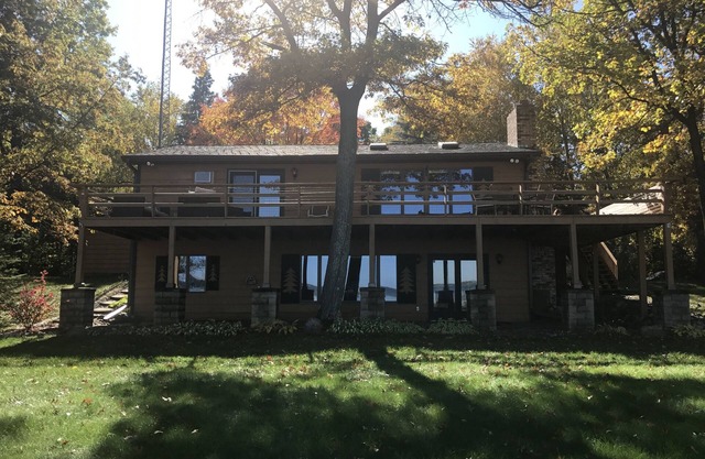 Large Lake House With Sugar Sand Beach!