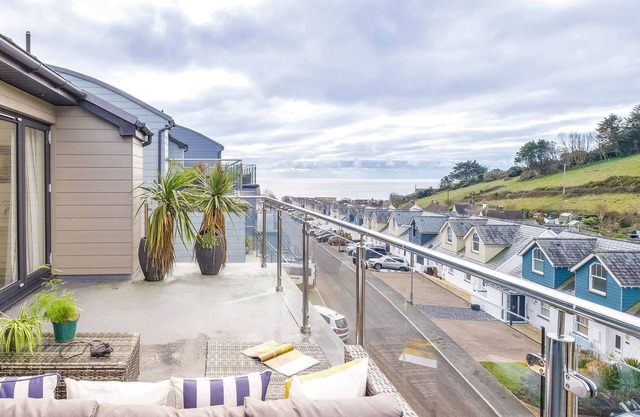 Large luxury home walking distance to the sea in Downderry