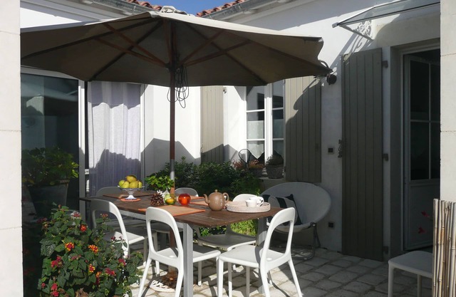 Large luxury villa on the Ile de Ré with whirlpool bath by Andréa