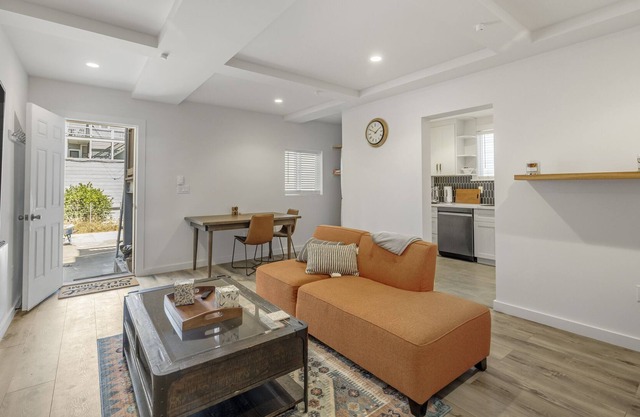 Large Marina full furnished 1 bed. 99% walk score