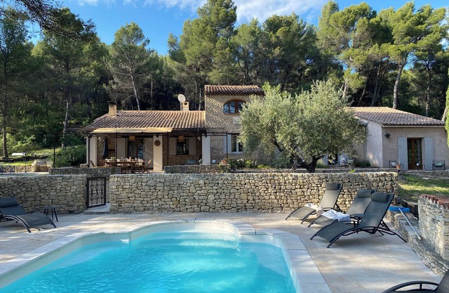 Large Mas in the Roussillon pine forest, heated swimming pool