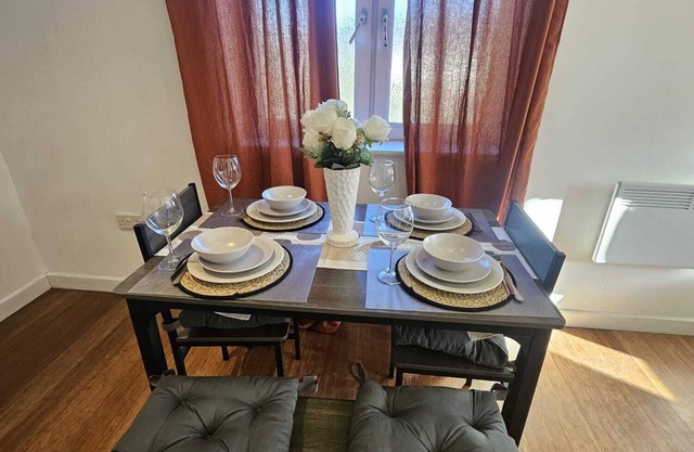 Large, modern 2 bed apartment with parking,walking distance to the city center