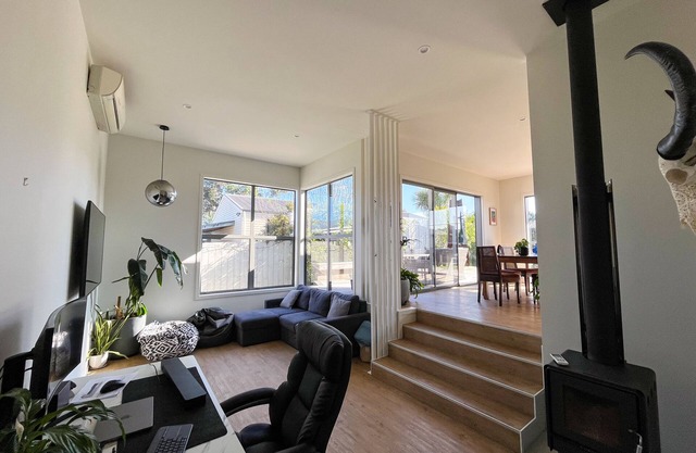 Large Modern 5 Bedroom Home - 5 min to the beach!