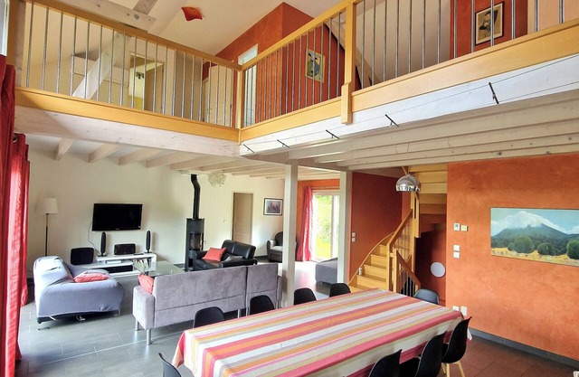 Large modern house (sleeps 14) in town center - between lake and mountains