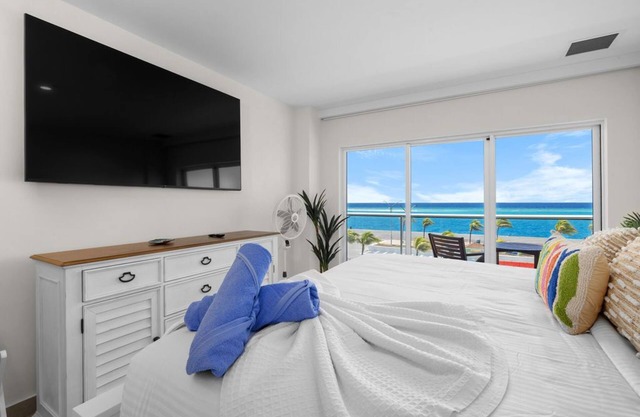 Large ocean front corner unit w extra sleeping area.