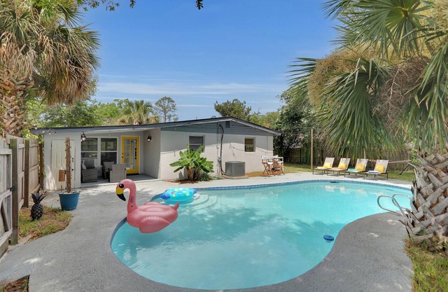 Large Pool🐬Billiards🎱Hammock & Grill 🔥Mural🦋Comfy Mattresses🔥Sleeps 10!