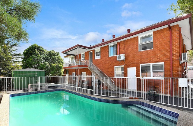 Large Pool | Close to Aiport | 5mins Walk to Station!