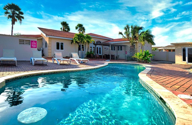 LARGE Pool Villa, Sleeps 18! *BBQ* 1mile to beach!