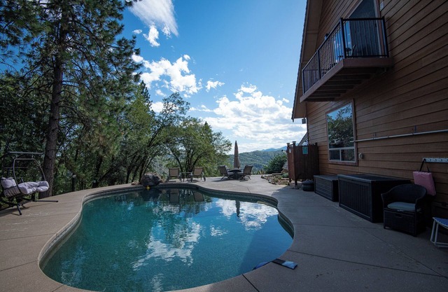 Large Private Oasis with Pool/Hot tub in Beautiful Lakehead with Amazing Views