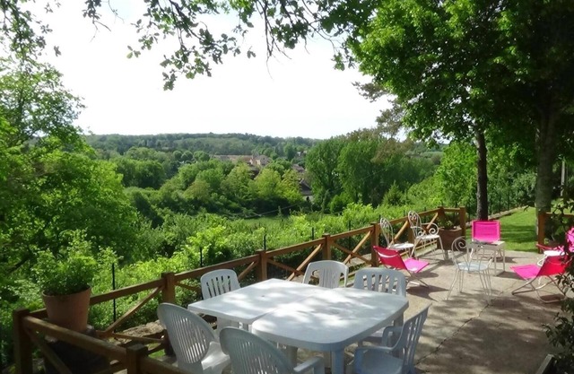 Large, quiet house surrounded by greenery 3 bedrooms - 2 bathrooms