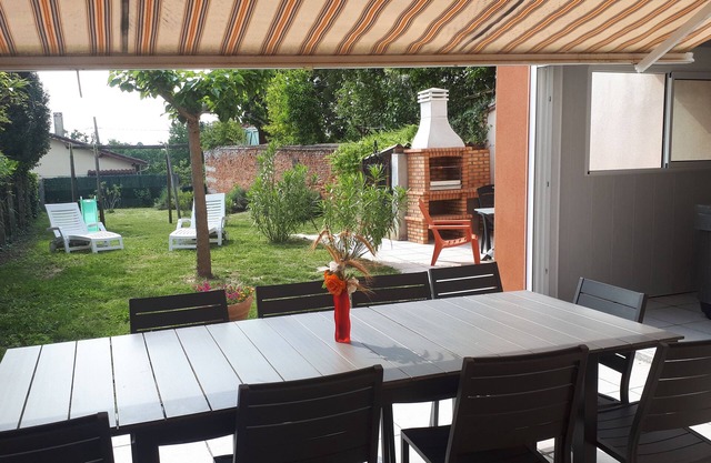 Large quiet gite for 10 people with spa and sauna 3 MN from the Vallée des Loisirs