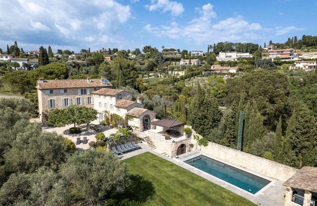 Large, renovated bastide in the South of France, near Valbonne