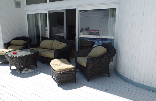 Large Room w use of pool/tennis in Spacious home