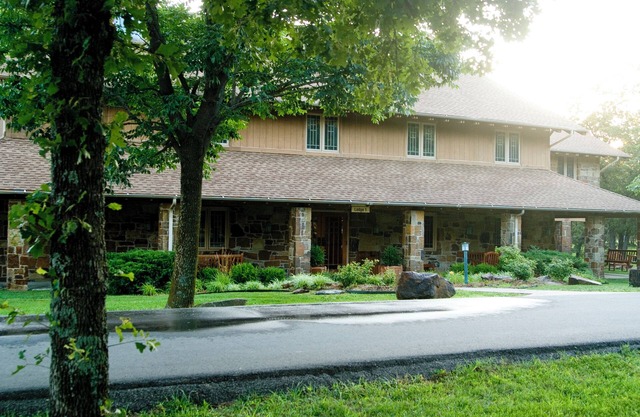 Large rustic lodge, sleeps 44. Only 12 minutes from downtown Tulsa