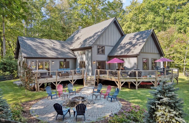 Large Secluded House in Hendersonville with jaw dropping views!