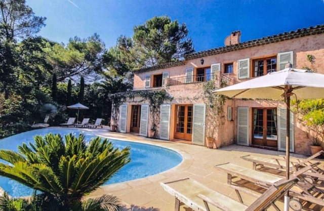 Large, Secured Family Villa w Infinity Pool, Garden, WiFi & AC in Exclusive Area