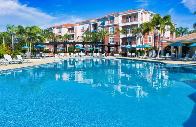 Large Space ★ Heated Pool ★ Close to Universal