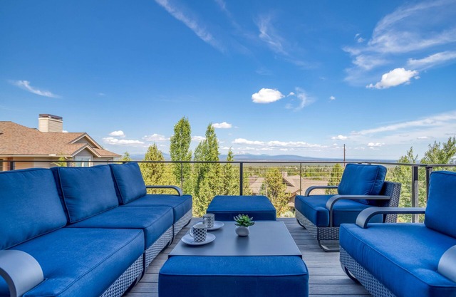 Large spacious hot tub home with beautifal mountain views.
