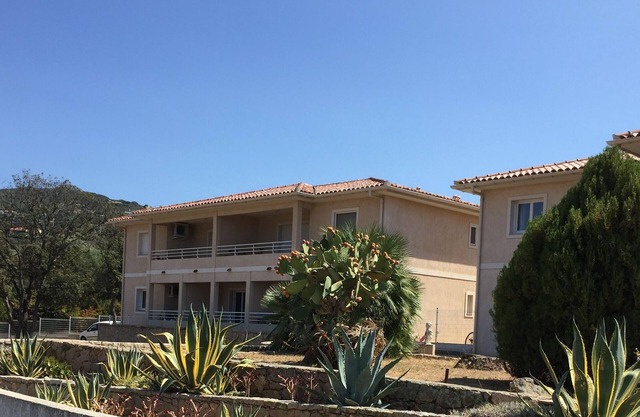 LARGE STUDIO* SLEEPS 4 NEAR PROPRIANO'S 9 BEACHES