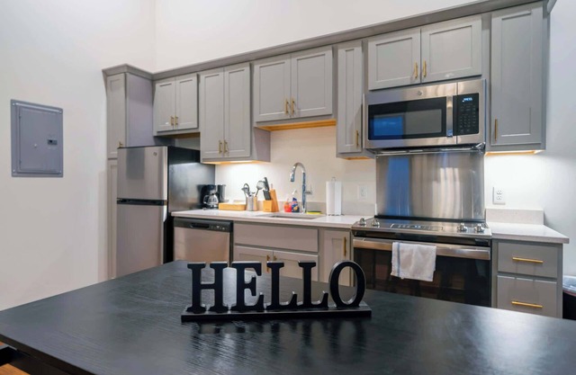 Large Studio w/Free Parking |Near Norton Hospital
