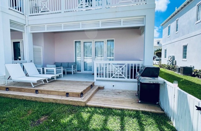 Large Stunning Townhome in Beautiful Bahamas - 2 Mins to the Beach!