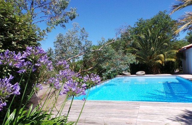 Large swimming pool, 5.5km from the beach, 2km from the golf course, direct access to cycle path